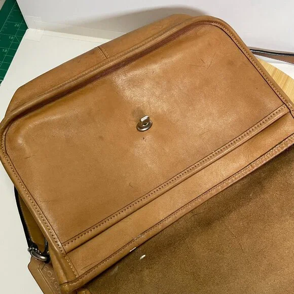 Vintage Coach 9790 City Bag Tan Leather Purse Shoulder Crossbody Brass Kiss Lock - Picture 9 of 13